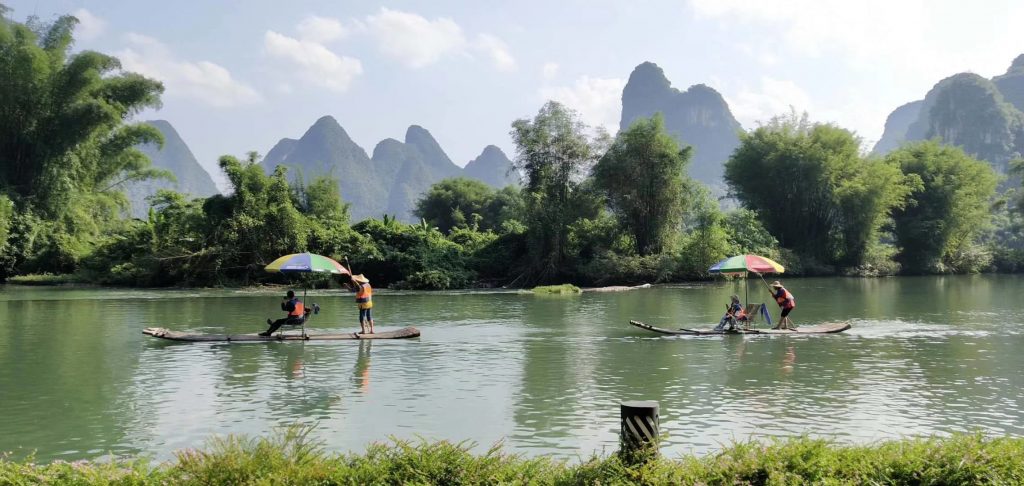 中國 桂林 遇龍河漂流｜體驗師傅撐杆竹筏親近山水