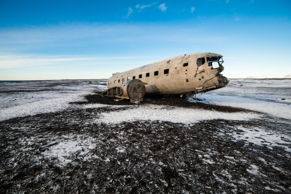 冰島旅遊景點安排與推薦！此生一定要去一次的冰火之國 Vik 冰島 飛機殘骸 shutterstock 675070579