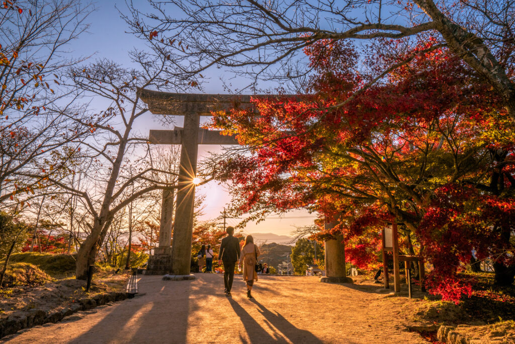 【2025 日本賞楓攻略】京都、九州賞楓推薦 | 鞍馬貴船、紅葉隧道、鞍馬寺1日遊、九州夢幻紅葉名所一次看 日本 福岡 太宰府天滿宮 shutterstock 1240616545