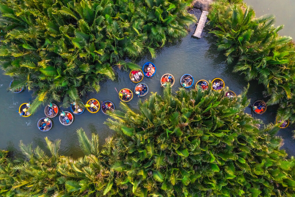 迦南島水上漁村體驗越南特有竹籃船|越南峴港必遊景點 shutterstock 1345141238 1