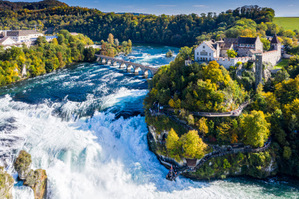 一起玩遍歐洲---9大瑞士旅遊景點 瑞士 萊茵瀑布 shutterstock 1549086965