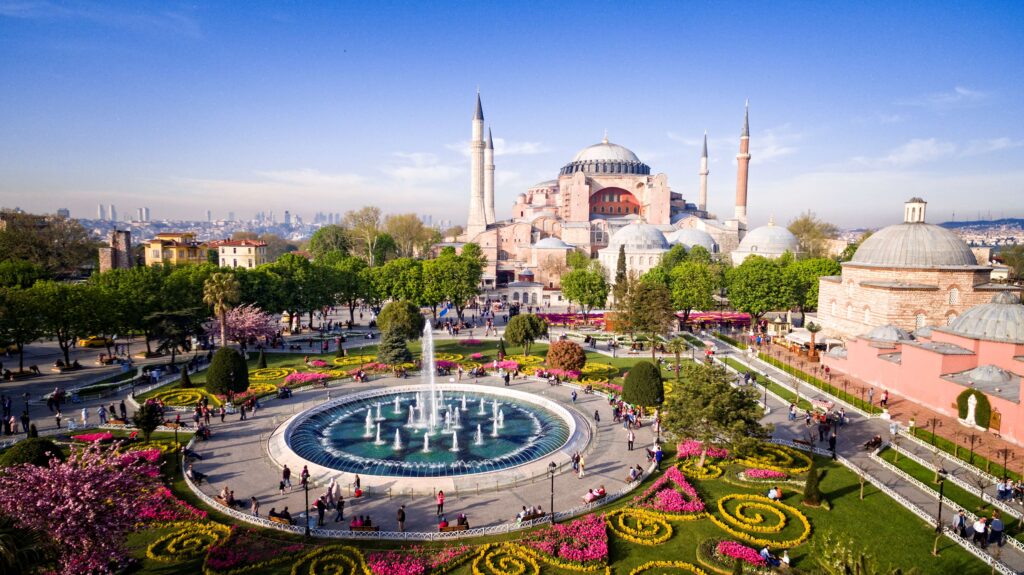 魅力土耳其旅遊-探索古文明的浪漫國度 土耳其 伊斯坦堡 聖索菲亞大教堂 iStock 881488422