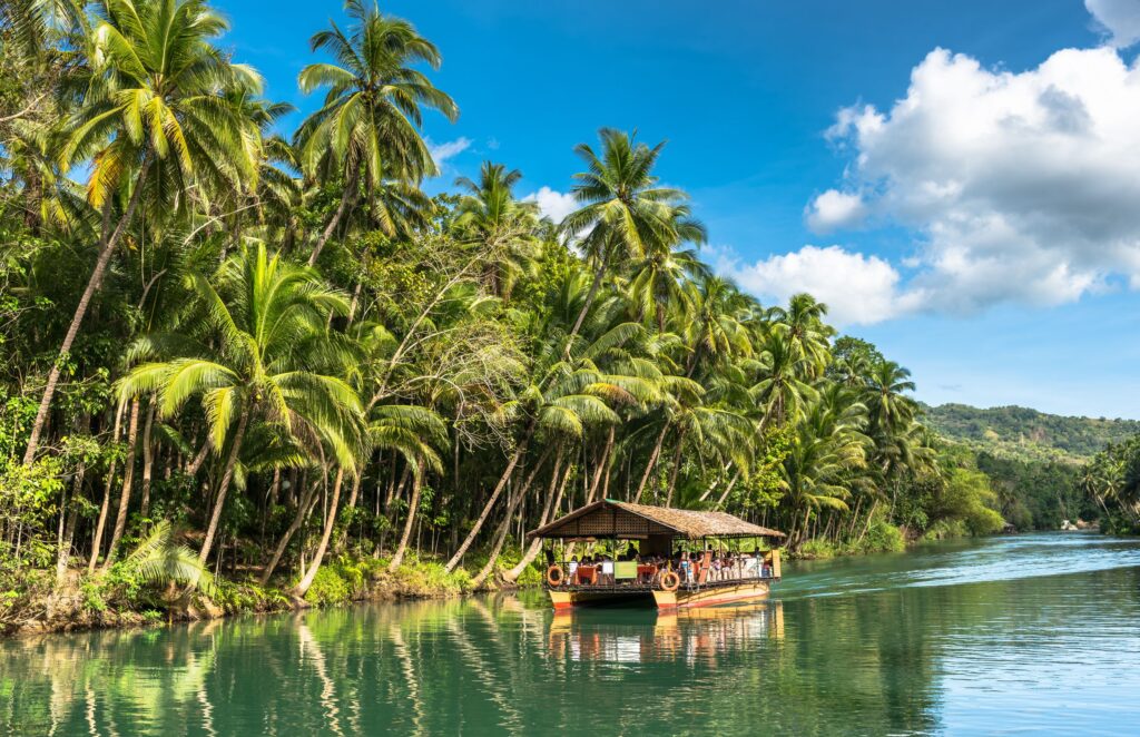 玩薄荷島(Bohol)就是這麼輕鬆~2025年5月29日起,菲律賓皇家航空市場唯一薄荷島直飛,僅2.5小時航程 | 山富旅遊 菲律賓 宿霧 薄荷島 羅伯克河 漂流竹筏 shutterstock 418733320