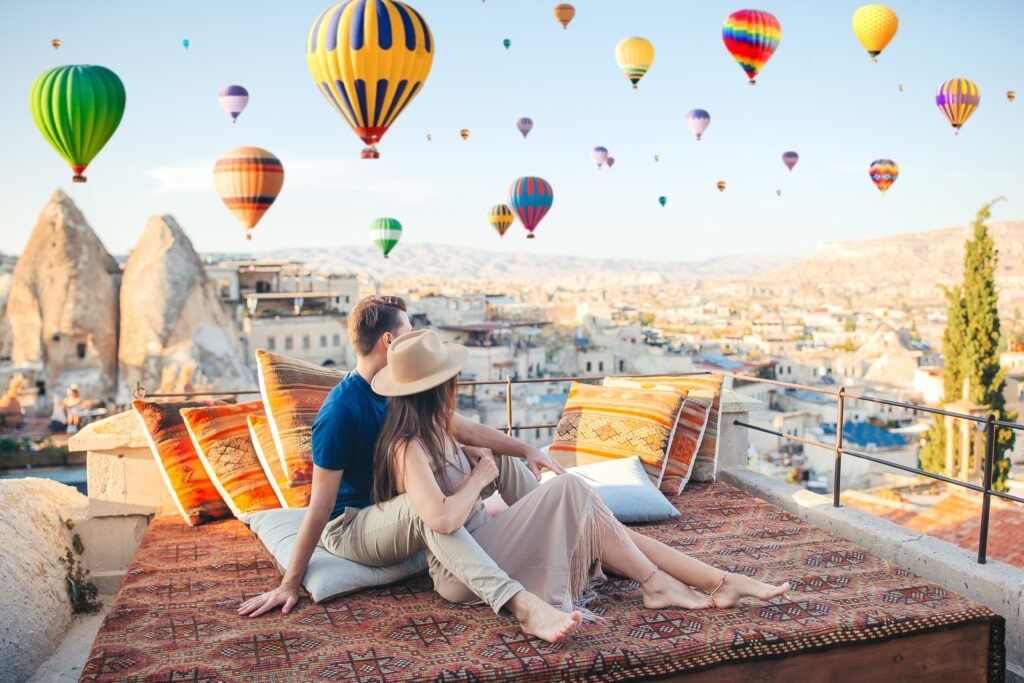 您對卡帕多奇亞（Cappadocia）的熱氣球飛行有哪些好奇的地方？ 土耳其 卡帕多奇亞 shutterstock 2116220030