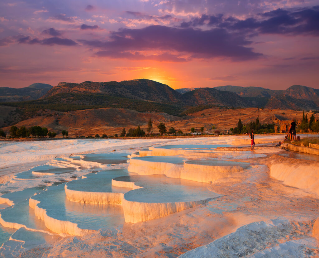 您對卡帕多奇亞(Cappadocia)的熱氣球飛行有哪些好奇的地方? 土耳其 巴慕卡麗棉堡 shutterstock 181000037 2