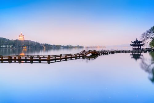 山富旅遊正式推出 Premium Select 高端奢華旅遊 中國 浙江 杭州 西湖 長橋公園秋 shutterstock 437231353 1